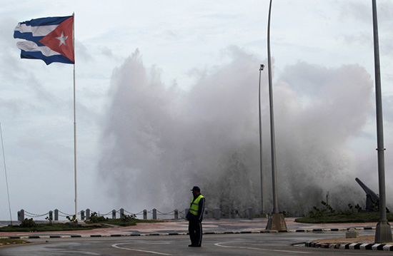  Siêu bão Irma cày nát phía Bắc Cuba, nhăm nhe tấn công Florida  - Ảnh 2.