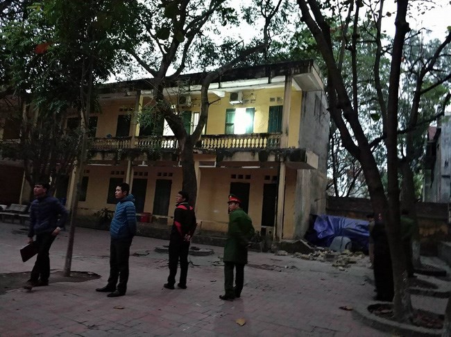 Ảnh: Hiện trường vụ sập lan can Trường Tiểu học Văn Môn khiến 16 học sinh bị thương - Ảnh 3.