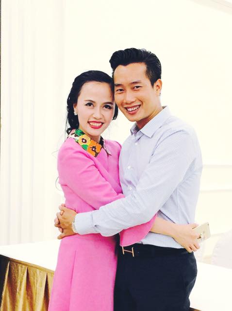MC Hoa Thanh Tùng luôn có hành động này khi chụp hình bên vợ - Ảnh 2.