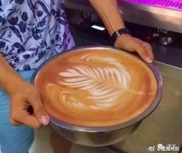 Cà phê Starbucks giảm giá, người Trung Quốc hò nhau xách xô, chậu đi mua - Ảnh 12.