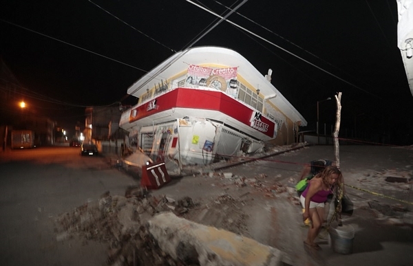 Cảnh tượng đáng sợ về vụ động đất tại Mexico, ít nhất 248 người đã chết - Ảnh 16.