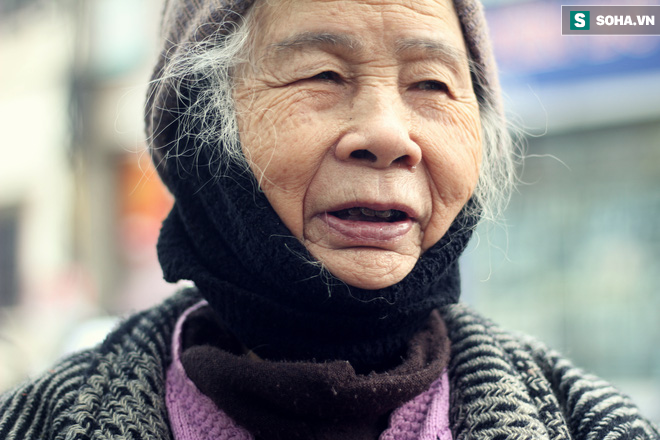 Cụ bà 88 tuổi vá xe trên phố Hà Nội và câu chuyện khiến nhiều bạn trẻ xấu hổ - Ảnh 7.