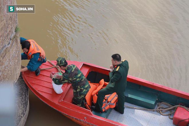 Quả bom vừa tháo gỡ được đưa an toàn lên xe, trong đêm sẽ chuyển ra khỏi thành phố - Ảnh 23.