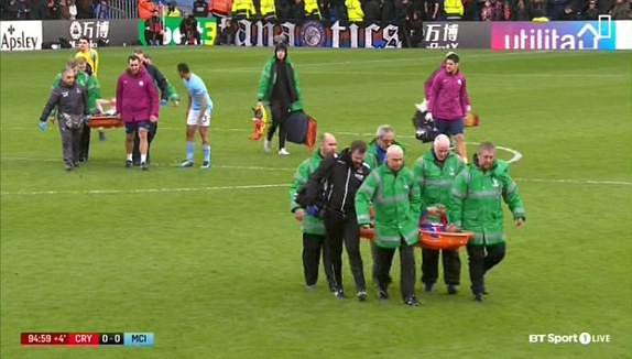 HLV Pep Guardiola chán nản khi sao Man City phải nhận điều trớ trêu trong đêm Giao thừa - Ảnh 1.