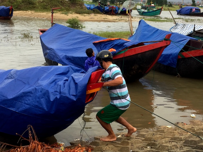 Hà Tĩnh: Di dời hơn 1000 dân trước giờ bão Talas vào đất liền - Ảnh 3.
