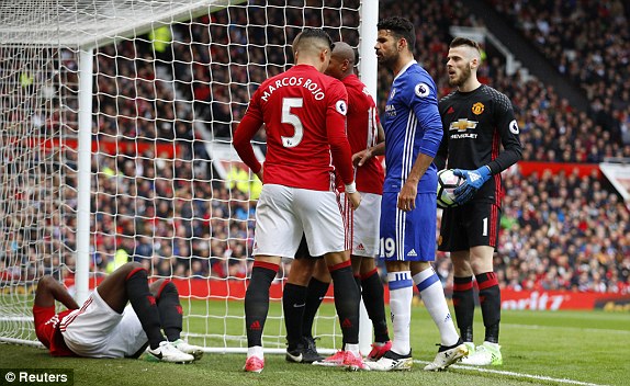 Man United 2-0 Chelsea: Quỷ đỏ tung đòn nghiền nát đoàn quân áo xanh - Ảnh 10.