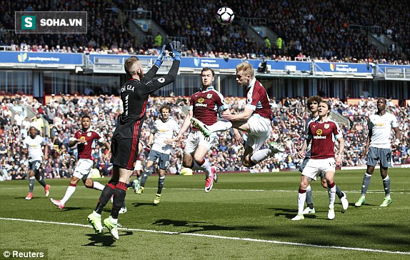 Bỏ rơi Rashford, chẳng cần Ibra, Quỷ đỏ vẫn đập nát chai vang đỏ Burnley - Ảnh 4.