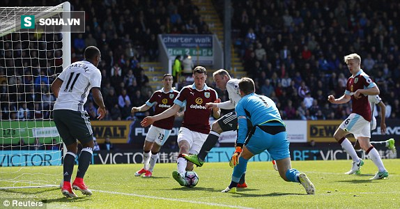 Bỏ rơi Rashford, chẳng cần Ibra, Quỷ đỏ vẫn đập nát chai vang đỏ Burnley - Ảnh 3.