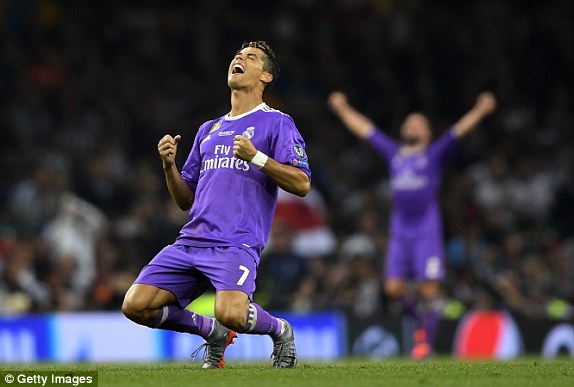 Ronaldo gục xuống cỏ, Real Madrid vỡ òa vì cảm xúc sau khi phá tan lời nguyền - Ảnh 2.