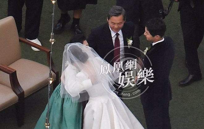 [TRỰC TIẾP TỪ HÀN QUỐC] Siêu đám cưới Song Hye Kyo - Song Joong Ki: Cô dâu chú rể tươi rói bên dàn khách mời hạng A - Ảnh 9.