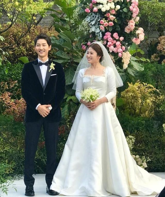 Người đứng sau quay lén đám cưới Song Hye Kyo - Song Joong Ki là chồng Chương Tử Di? - Ảnh 1.