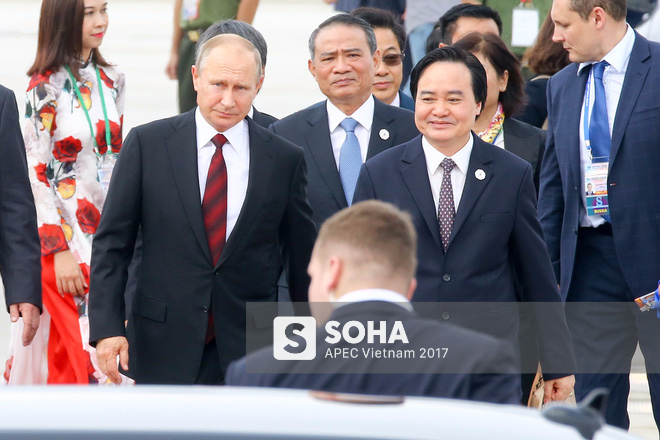 [ẢNH] Đội danh dự nghiêm trang đón Tổng thống Nga Vladimir Putin tại sân bay Đà Nẵng - Ảnh 8.