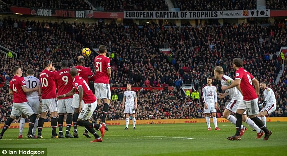 Lingard tỏa sáng, 3 thầy trò Mourinho, Ibra, Lukaku vẫn suýt giật sập Old Trafford - Ảnh 3.