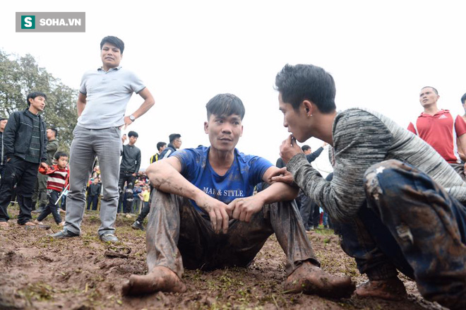 Ảnh: Hàng trăm người dân tranh cướp phết trong lễ hội ở Phú Thọ - Ảnh 11.