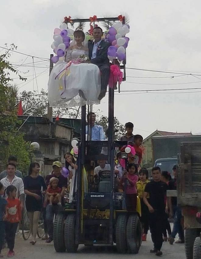 Đám cưới rước dâu bằng xe nâng và xe kéo cà tàng ở Nghệ An - Ảnh 2.
