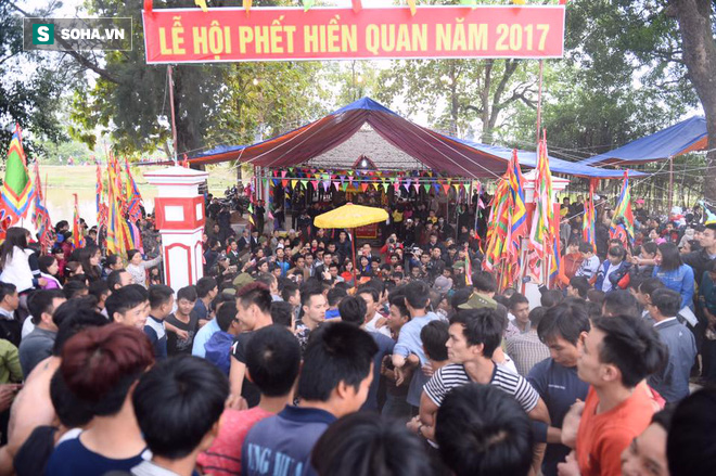 Ảnh: Hàng trăm người dân tranh cướp phết trong lễ hội ở Phú Thọ - Ảnh 1.