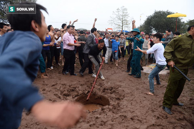 Ảnh: Hàng trăm người dân tranh cướp phết trong lễ hội ở Phú Thọ - Ảnh 7.