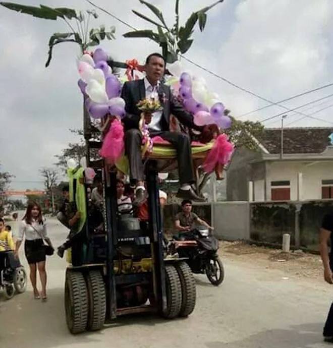 Đám cưới rước dâu bằng xe nâng và xe kéo cà tàng ở Nghệ An - Ảnh 3.