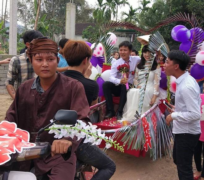 Đám cưới rước dâu bằng xe nâng và xe kéo cà tàng ở Nghệ An - Ảnh 5.
