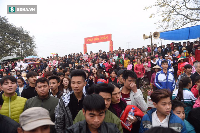 Ảnh: Hàng trăm người dân tranh cướp phết trong lễ hội ở Phú Thọ - Ảnh 2.