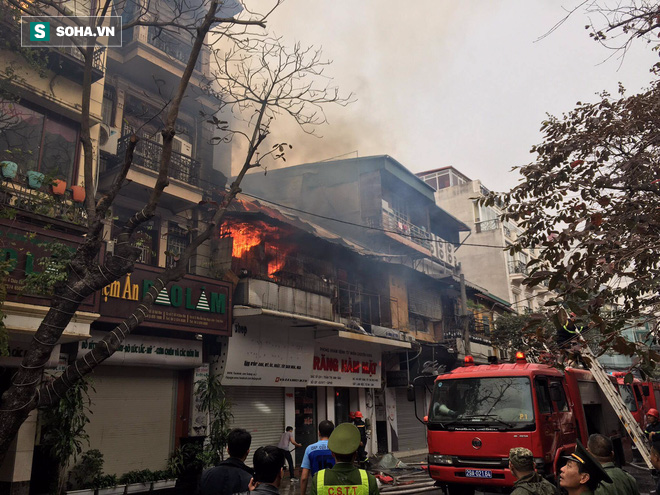Hà Nội: Hai ngôi nhà trên phố cổ Bát Đàn cháy dữ dội, 1 người tử vong - Ảnh 1.