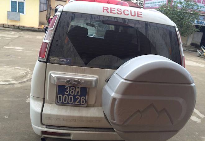Lãnh đạo bệnh viện huyện lấy xe cấp cứu để đi họp - Ảnh 2.