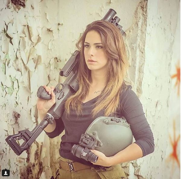 Vẻ sexy khó cưỡng bên cây súng của nữ binh sĩ Israel - Ảnh 2.