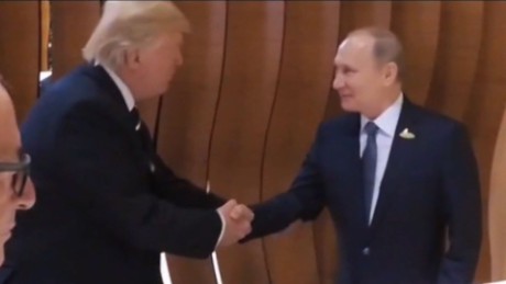 Cái bắt tay lịch sử của Tổng thống Trump và Tổng thống Putin - Ảnh 2.