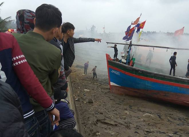 Cả trăm người đến dập lửa cứu tàu cá ngùn ngụt cháy lúc neo đậu - Ảnh 6.