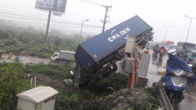 Tránh vụ va chạm giao thông, xe container lao qua thành cầu Thanh Trì đâm xuống đất - Ảnh 3.