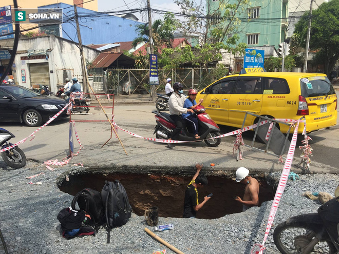 Hố tử thần rộng gần 4m xuất hiện trên đường phố Sài Gòn sau cơn mưa lớn - Ảnh 1.
