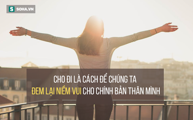 Cố tình ném chiếc giày vừa mua khỏi tàu hỏa, cụ già khiến đám đông kính nể - Ảnh 1.