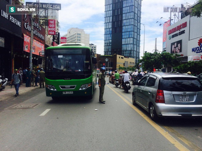 TP HCM: Ngã xuống từ xe ôm, người phụ nữ bị xe buýt cán tử vong - Ảnh 1.