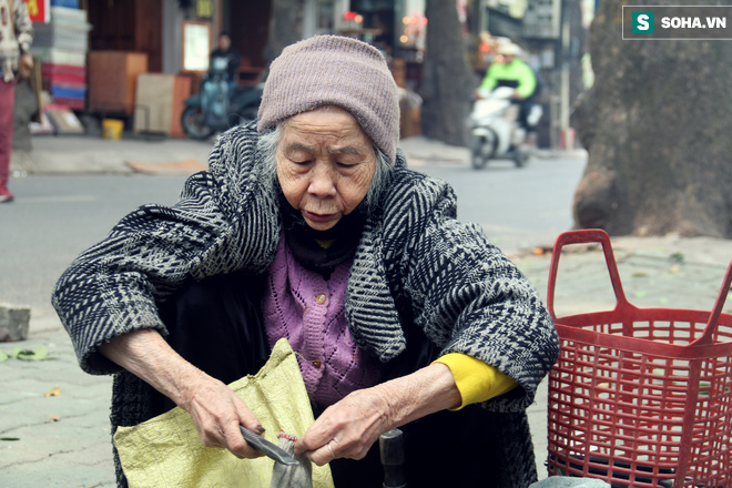 Cụ bà 88 tuổi vá xe trên phố Hà Nội và câu chuyện khiến nhiều bạn trẻ xấu hổ - Ảnh 13.