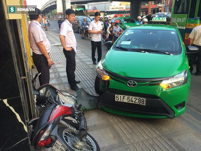 Tài xế taxi kể chuyện tông thẳng vào tên cướp giật đồ của 1 phụ nữ - Ảnh 1.