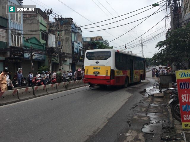 Hà Nội: Văng sang làn đường ngược chiều sau va chạm, nam thanh niên bị xe buýt cán tử vong - Ảnh 1.