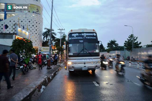 TP.HCM : Va chạm với xe khách mang biển nước ngoài, người phụ nữ bị cán chết - Ảnh 2.