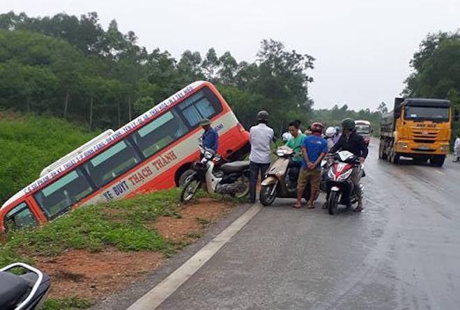 Mất lái khi xuống dốc, xe buýt lao xuống vực khiến hành khách hoảng loạn - Ảnh 1.