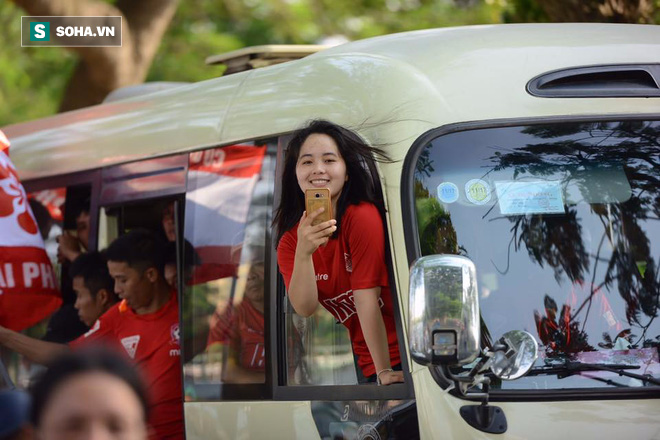 Hàng nghìn CĐV Hải Phòng nhuộm đỏ đường phố Hà Nội, tái diễn màn rắc tiền âm phủ - Ảnh 3.