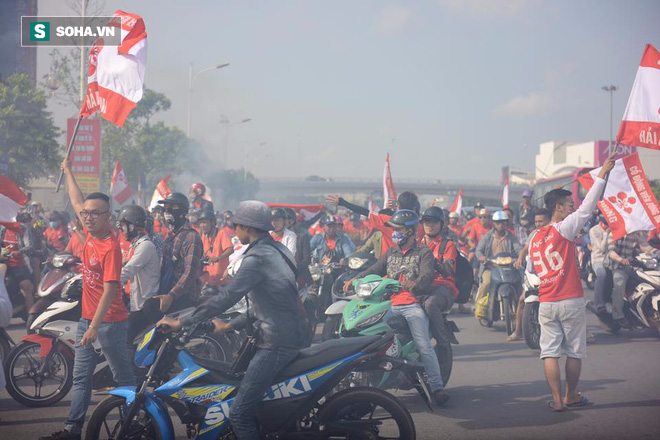 Hàng nghìn CĐV Hải Phòng nhuộm đỏ đường phố Hà Nội, tái diễn màn rắc tiền âm phủ - Ảnh 13.