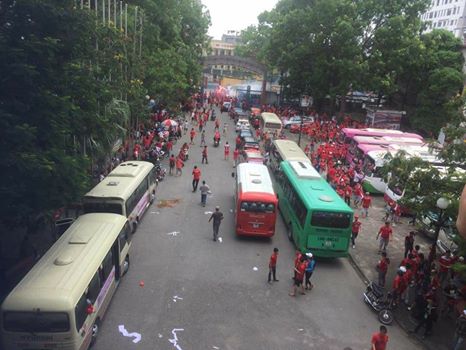 Hàng nghìn CĐV Hải Phòng nhuộm đỏ đường phố Hà Nội, tái diễn màn rắc tiền âm phủ - Ảnh 8.
