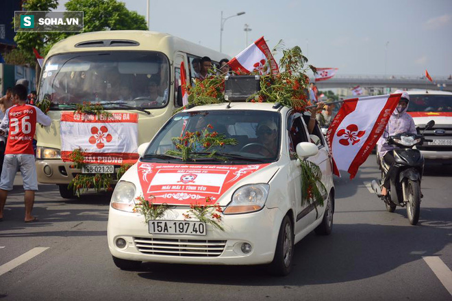 Hàng nghìn CĐV Hải Phòng nhuộm đỏ đường phố Hà Nội, tái diễn màn rắc tiền âm phủ - Ảnh 12.