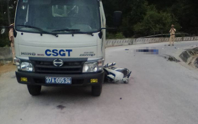 Chồng tử nạn, vợ trọng thương khi va chạm với xe tuần tra CSGT - Ảnh 3.