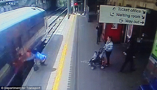 Người phụ nữ bị tàu kẹp tay, kéo lê 18 mét trước sự kinh hoàng của hành khách trên sân ga - Ảnh 2.