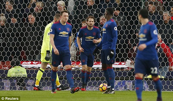 Rooney vào Ngôi đền huyền thoại trong ngày Man United tuyệt vọng vì người hùng Juan Mata - Ảnh 2.