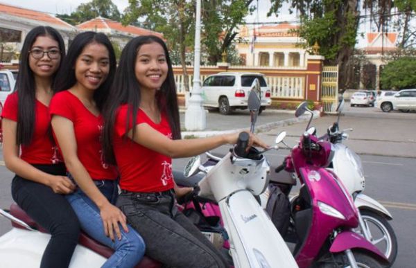 Những cô gái làm nghề xe ôm ở Campuchia - Ảnh 2.