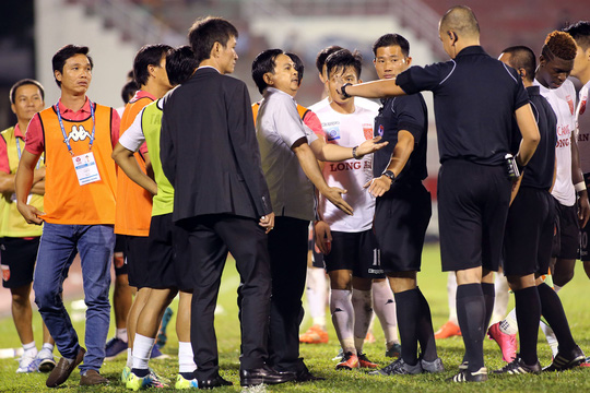 VPF và VFF cần phối hợp, tạm hoãn V-League lại đi - Ảnh 2.