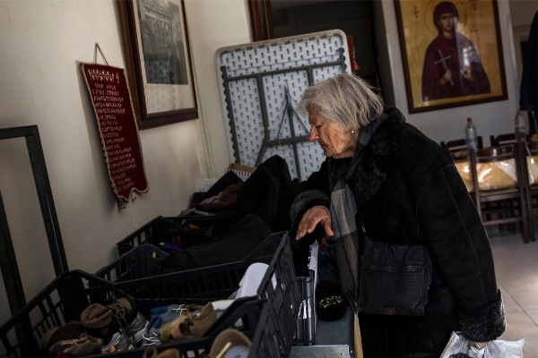 Nghèo đói, vô gia cư, thất nghiệp khiến người dân Hy Lạp xếp hàng dài nhận đồ cứu trợ - Ảnh 2.