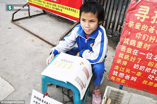 Cô bé 8 tuổi bán rau ngoài đường suốt 5 năm với mong ước gặp lại cha mẹ đẻ - Ảnh 1.