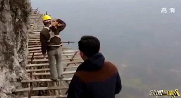 Clip: Cận cảnh xây dựng cầu kính tại Trung Quốc nơi công nhân đánh đu trên độ cao 1.700m - Ảnh 3.
